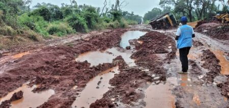 La route en très mauvais état en saison pluvieuse en RCA