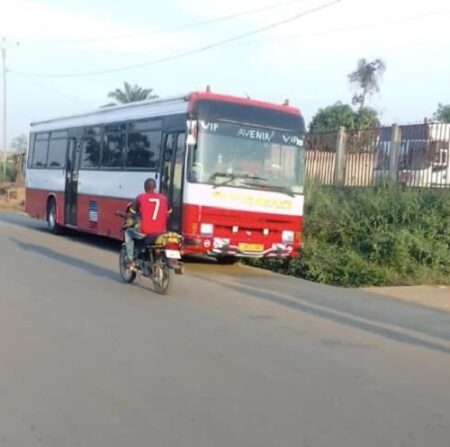 Bus VIP de la compagnie de transport terrestre Avenir de Centrafrique stationnés à Cantonnier, à la frontière avec le Cameroun