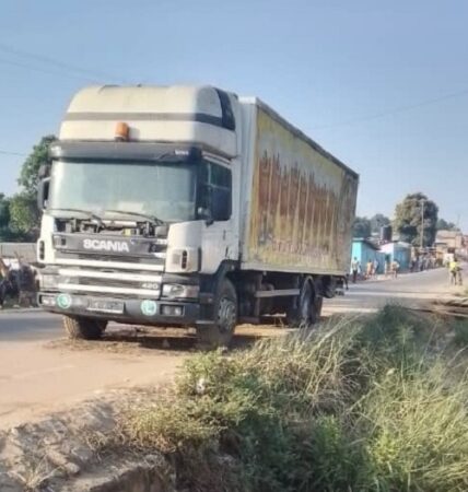 Camion abandonné causant plusieurs accidents à Cantonnier, une ville frontalière centrafricaine. CopyrightCNC