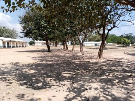 Dans la cour du lycée de Bocaranga