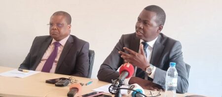 Deux leaders du bloc républicain pour la défense de la constitution (BRDC), Me Nicolas Tiangaye et Crépin Mboli-Goumba, lors d'un point presse ce 29 décembre 2023. CopyrightCNC