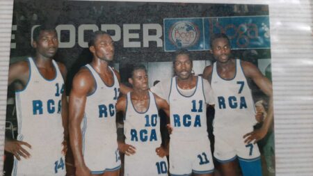 Les joueurs de l'équipe centrafricaine championne d'Afrique de basketball en 1987