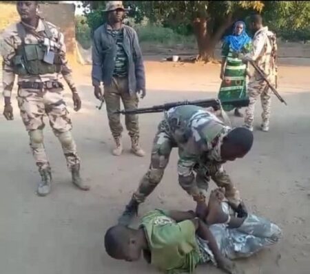 Ligoté à terre par ses frères d'armes, le soldat de l'armée centrafricaine FACA, accusé de vol de leurs armes et munitions et revendues aux peuls