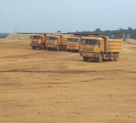 Des camions sur le site minier chinois de Gaga, dans l'Ombella-Mpoko