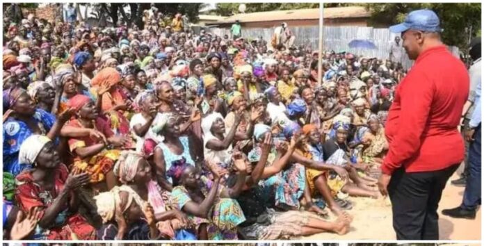 Le président des pauvres pour la pauvreté Faustin Archange Touadera en visite chez ses pauvres à Bangui IMG-20240129-WA0059-1 Les barrières illégales : un fardeau écrasant pour les populations du nord-ouest