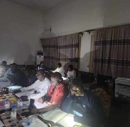Les députés centrafricains travaillant dans le noir après la coupure d'électricité lors de l'examen du projet de loi des finances 2024