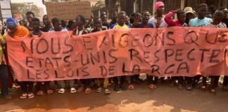 Les manifestants pro-wagner devant l'ambassade des États-Unis à Bangui, en République centrafricaine
