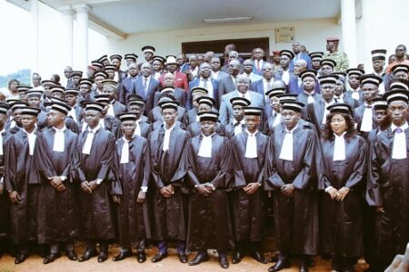 Photo de famille des jeunes magistrats et greffiers le 23 septembre 2023 après leur prestation de service. CopyrightDiaspora