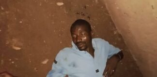 Un auxiliaire de police, complètement ivre, dort tranquillement sur la barrière à la sortie de Paoua sur l'axe de Bétoko