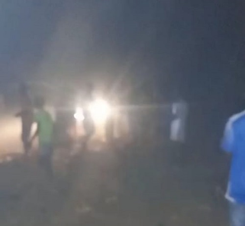 Un poteau électrique de L'ENERCA en feu à Bégoua, mobilisant les jeunes à l'éteindre
