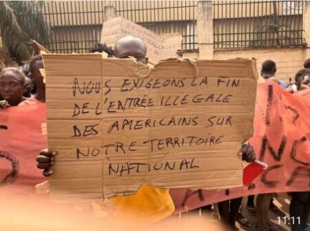 Une des demandes du parti au pouvoir, le MCU, exposée sur le carton des manifestants pro-Wagner devant l'ambassade des États-Unis à Bangui, le jeudi 25 janvier 2024