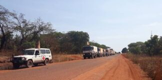 Un Convoi humanitaire de plusieurs véhicule du CICR en République centrafricaine.