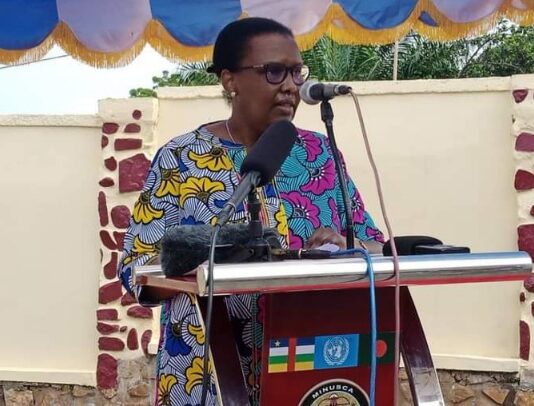 Valentine Rugwabiza, représentante spéciale des Nations unies en République centrafricaine et cheffe de la Minusca devant un pipitre pour son discours