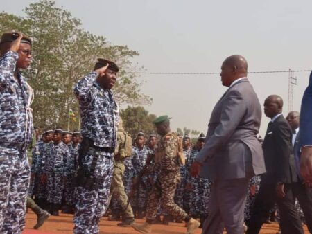 Arrivée du président putschiste Touadera à l’école de police à la cérémonie de fin de formation de la 21e promotion en février 2024 baptisée Guy-Pierre Mangambas salué par le DG de la police Zokoué. 