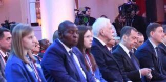 Le président Faustin Archange Touadera en costume bleu, endormi complement lors d'une conférence internationale