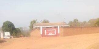 Siège local de l'ONG The MENTOR Initiative Alindao dans une zone de poussière
