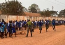 Des jeunes arnaqués qui pleurent: Elie Oueifio lève le voile sur le trafic de fiches militaires par les Wagner et des particuliers Des jeunes arnaqués qui pleurent: Elie Oueifio lève le voile sur le trafic de fiches militaires par les Wagner et des particuliers.