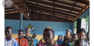 Les élèves dans une salle de classe à l'école Galabadja, dans le huitième arrondissement de Bangui.