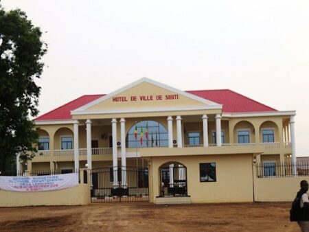 Mairie de Dékoua, dans la préfecture du Kémo, au centre de la République centrafricaine.
