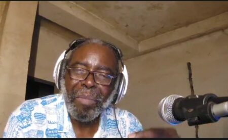  Fidèle Gouandjika devenu journaliste animateur devant le micro de sa radio milles collines installée dans son immeuble à Boye-Rabe. 