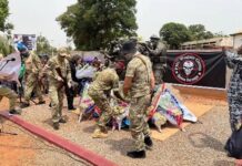 Une cérémonie de l'état-major des armées à l'honneur des mercenaires russes sous le Monument des Russes à Bangui