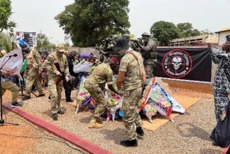 Une cérémonie de l'état-major des armées à l'honneur des mercenaires russes sous le Monument des Russes à Bangui