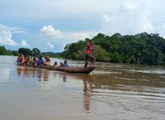 Une pirogue remplie de passagers, traversant la rivière Mambéré. CopyrightRNL
