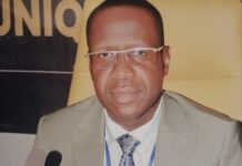 Yvon Sana Banguiici, en costume gris, cravate teintée, , le nouveau gouverneur de la banque des États de l'Afrique centrale (BEAC) proposé par Bangui, et largement contesté par les intellectuels centrafricains.