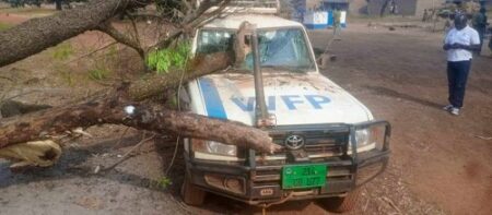 un véhicule du PAM en revenant de Bouca, s'est accidenté au village zéré, 26 kilomètres de Bossangoa, dans la préfecture de l'Ouham. Un arbre s'est renversé sur le véhicule, causant des dégâts matériels et humain.