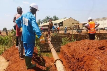 Des agents de la Sodeca réparant un conduit d'eau dans un quartier de Bangui