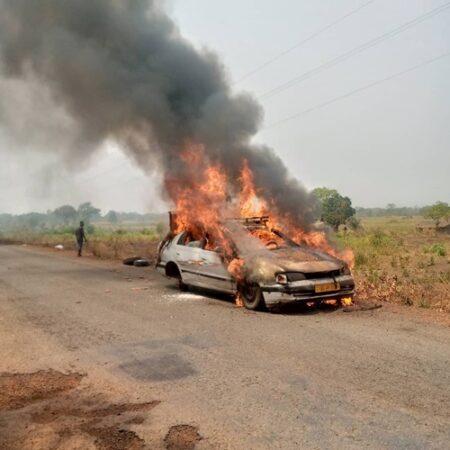 Incendie d'un véhicule à Boali, à 95 kilomètres de Bangui, dans la préfecture de l'Ombella-Mpoko. par CNC