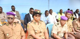 “Des Officiers en uniforme assis lors de la cérémonie officielle de la réception de 50 tonnes de blés offertes par la Russie en République centrafricaine.
