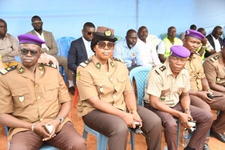 “Des Officiers en uniforme assis lors de la cérémonie officielle de la réception de 50 tonnes de blés offertes par la Russie en République centrafricaine.