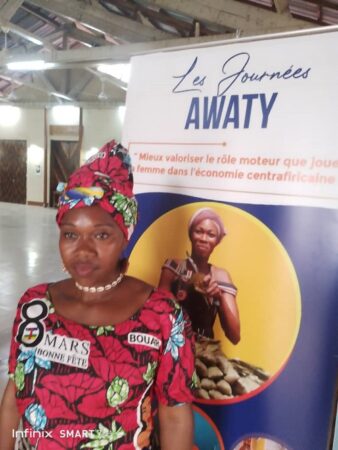 Madame Prudence Sandrine Madoza, Coordinatrice d'Awati Bangui, ici, à l'Alliance française de Bangui, lors de l'exposition d'Awaty