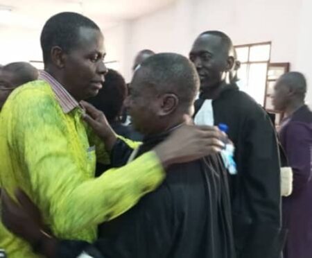 Maître Crépin Mboli-Goumba, coordonnateur du BRDC avec ses avocats peu après sa libération provisoire