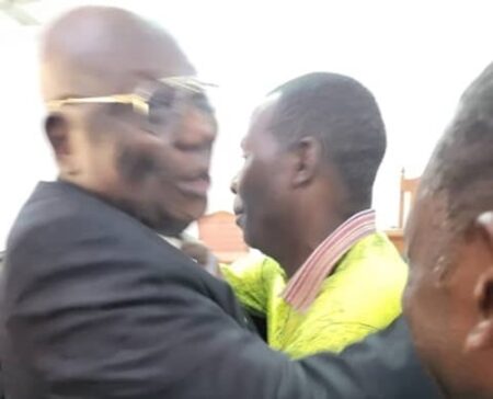 Martin Ziguélé accueillant dans ses bras, maître Crépin Mboli-Goumba peu après sa libération provisoire par le TGI de Bangui