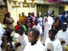 Participants en habits liturgiques lors de la célébration à Cantonnier du 130e anniversaire de l’évangélisation catholique en République Centrafricaine, reflétant l’esprit communautaire et la joie.”