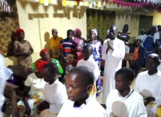 Participants en habits liturgiques lors de la célébration à Cantonnier du 130e anniversaire de l’évangélisation catholique en République Centrafricaine, reflétant l’esprit communautaire et la joie.”