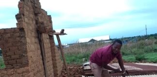 Un homme en train de ramasser sa toiture après un vent violent à Boromata, dans la Vakaga CopyrightCNC