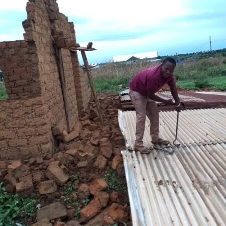 Un homme en train de ramasser sa toiture après un vent violent à Boromata, dans la Vakaga CopyrightCNC