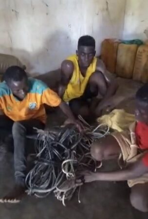 Deux jeunes garçons présumés voleurs pris en flagrant délit de vol de câbles électrique au quartier Benz-vi à Bangui, le dimanche 14 avril 2024