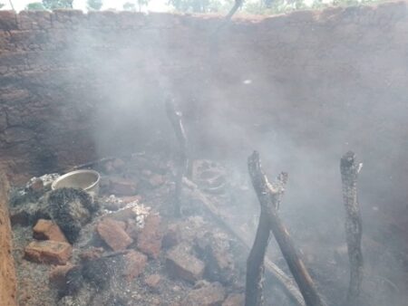 À Batangafo, Gros plan sur un feu de construction avec fumée, briques en terre, et récipient métallique