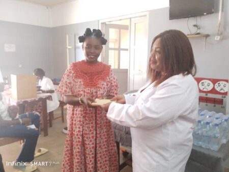 La remise de l'enveloppe au Dr NGUILELO, Directrice du centre, par la trésorière de l'association Action solidaire, madame KOYATRO