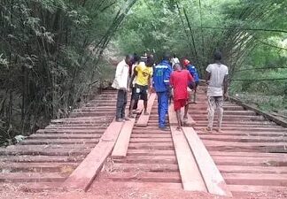 La traversée du pont Babongo,, , à 10 kilomètres de Bayanga