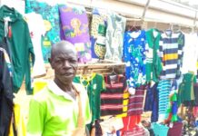 Monsieur Jean Kepesse devant son étalage de vêtements dans le marché hebdomadaire de Baboua, dans la Nana-Mambéré. CopyrightCNC