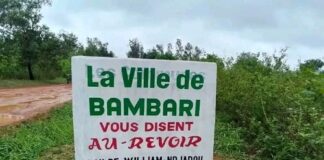 Don de panneau d'au revoir de William Ndjapou à la ville de Bambari