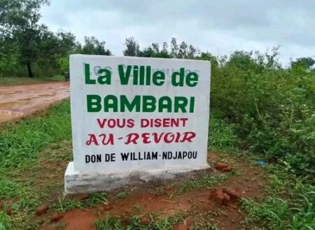 Don de panneau d'au revoir de William Ndjapou à la ville de Bambari