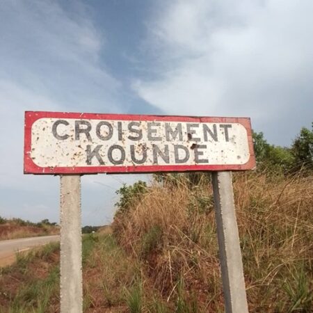 Panneau indiquant le croisement Koundé sur la route entre Baboua - Béloko