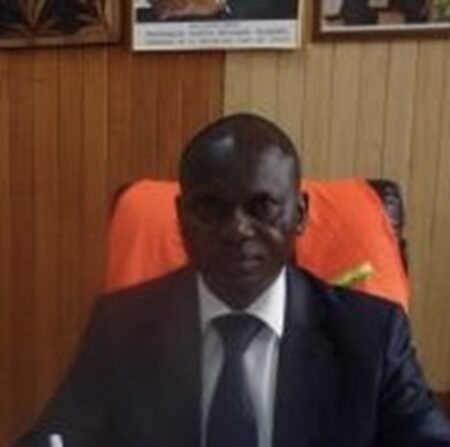 Patrice Yarkokpa, directeur général du fond d’aménagement et d’entretien urbain, assis dans son bureau au ministère de l’urbanisme.