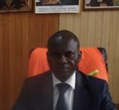 Patrice Yarkokpa, directeur général du fond d’aménagement et d’entretien urbain, assis dans son bureau au ministère de l’urbanisme.